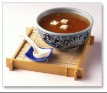 Zuppa di miso, verdure e tofu